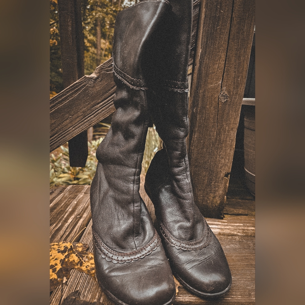 Sofft Leather womens boots, size 8, deep coffee brown, vintage look, retro look - Picture 2 of 5